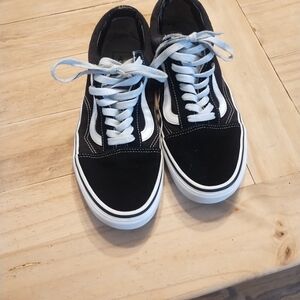 VansSize 8 Men or women size 9.5 Vans Old Skool Black White